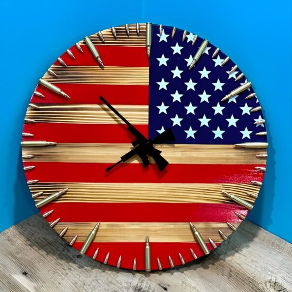 Handgefertigte amerikanische Flaggen-Wanduhr | Patriotische Bullet-Uhr im Flaggen-Design