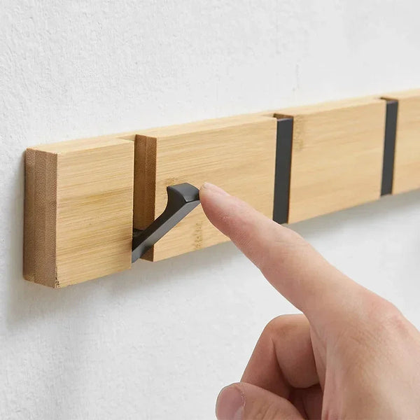 Wandmontierte Garderobe aus Holz mit versteckten Haken