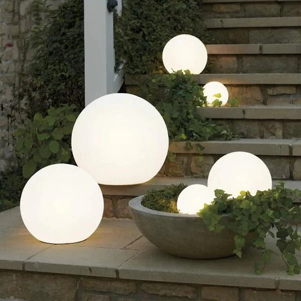 Kabellose, wetterfeste LED-Gartenkugel mit 16 Farben