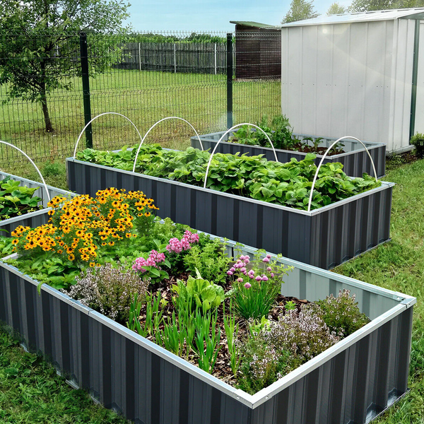 Hochbeet für Blumen und Gemüse im Freien