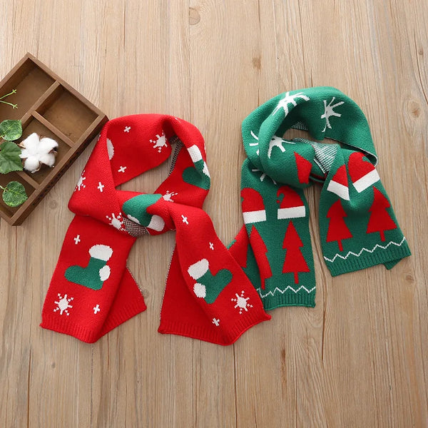 Niedlicher gestrickter Weihnachtsschal für Kinder im Winter