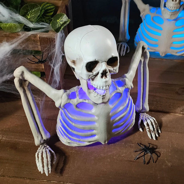 Leuchtender Totenkopf als Halloween-Dekoration
