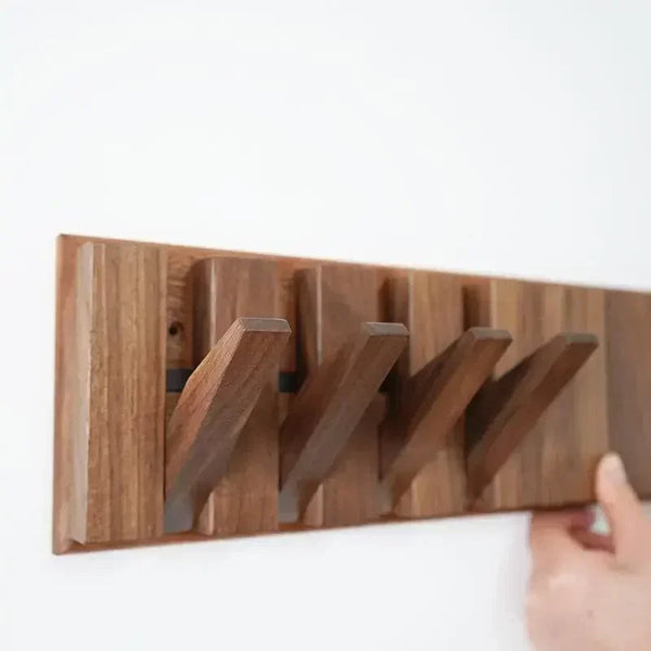Wandmontierte Garderobe und Kleiderhaken aus Holz