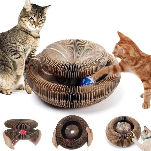 Kratzbaum für Katzen mit integrierter Spielkugelbahn
